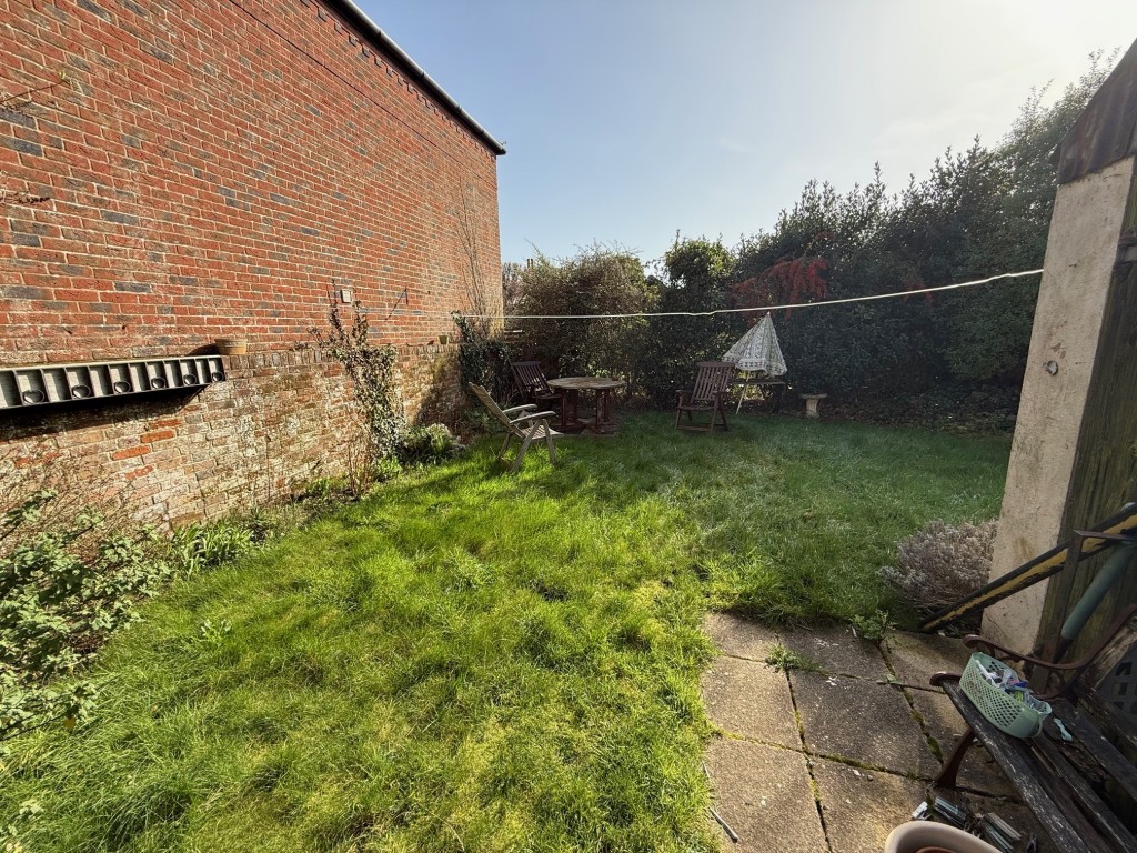 Lot: 81 - FREEHOLD INVESTMENT - Garden